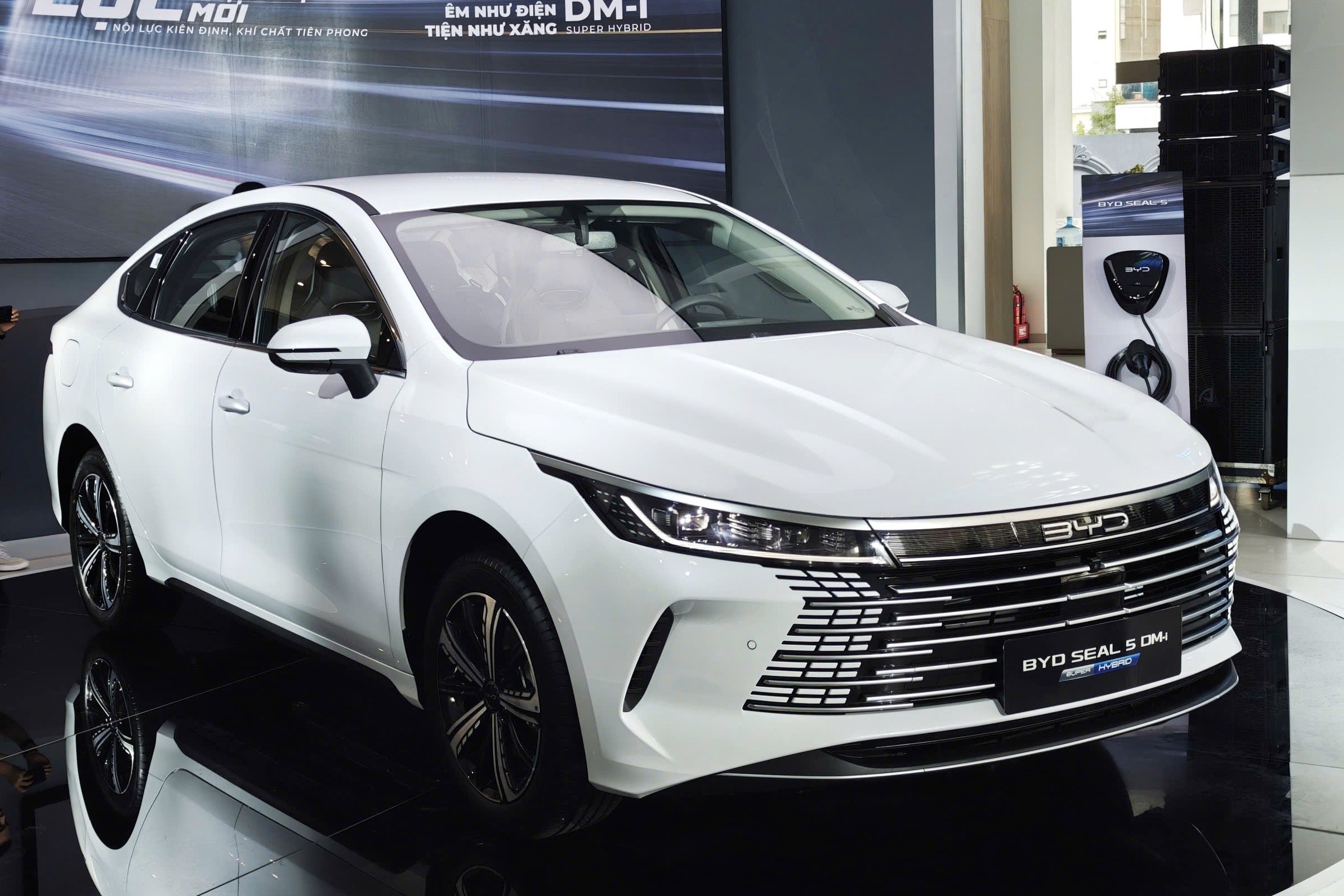 byd-seal-5-tan-binh-trung-quoc-gia-re-hon-civic-gan-300-trieu-manh-nhat-phan-khuc-sedan-hang-c-1-1760932346.jpg