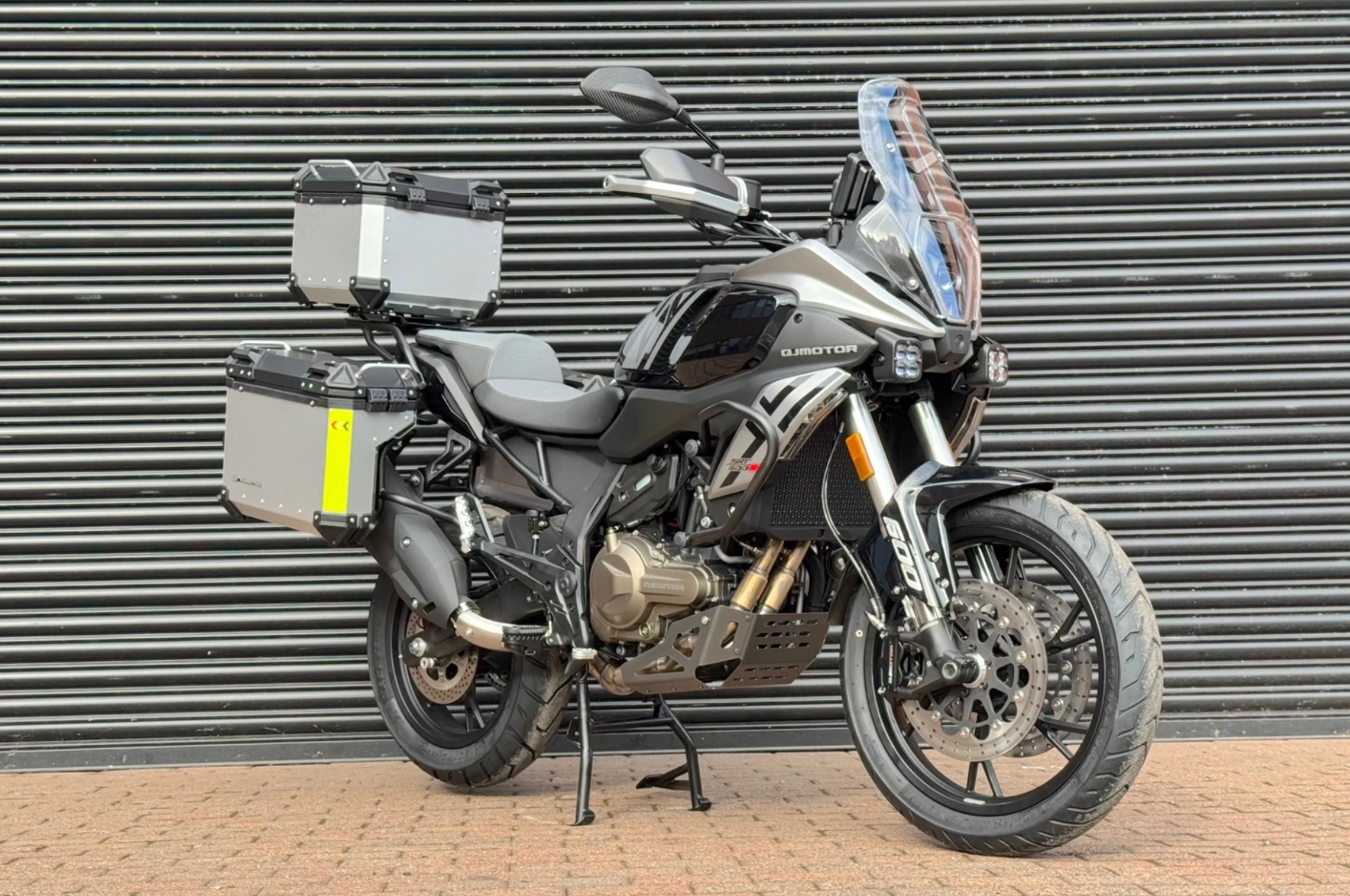 qjmotor-srt600s-tan-binh-trung-quoc-thach-thuc-honda-nx500-gia-chi-140-trieu-dong-1-1760950747.jpg