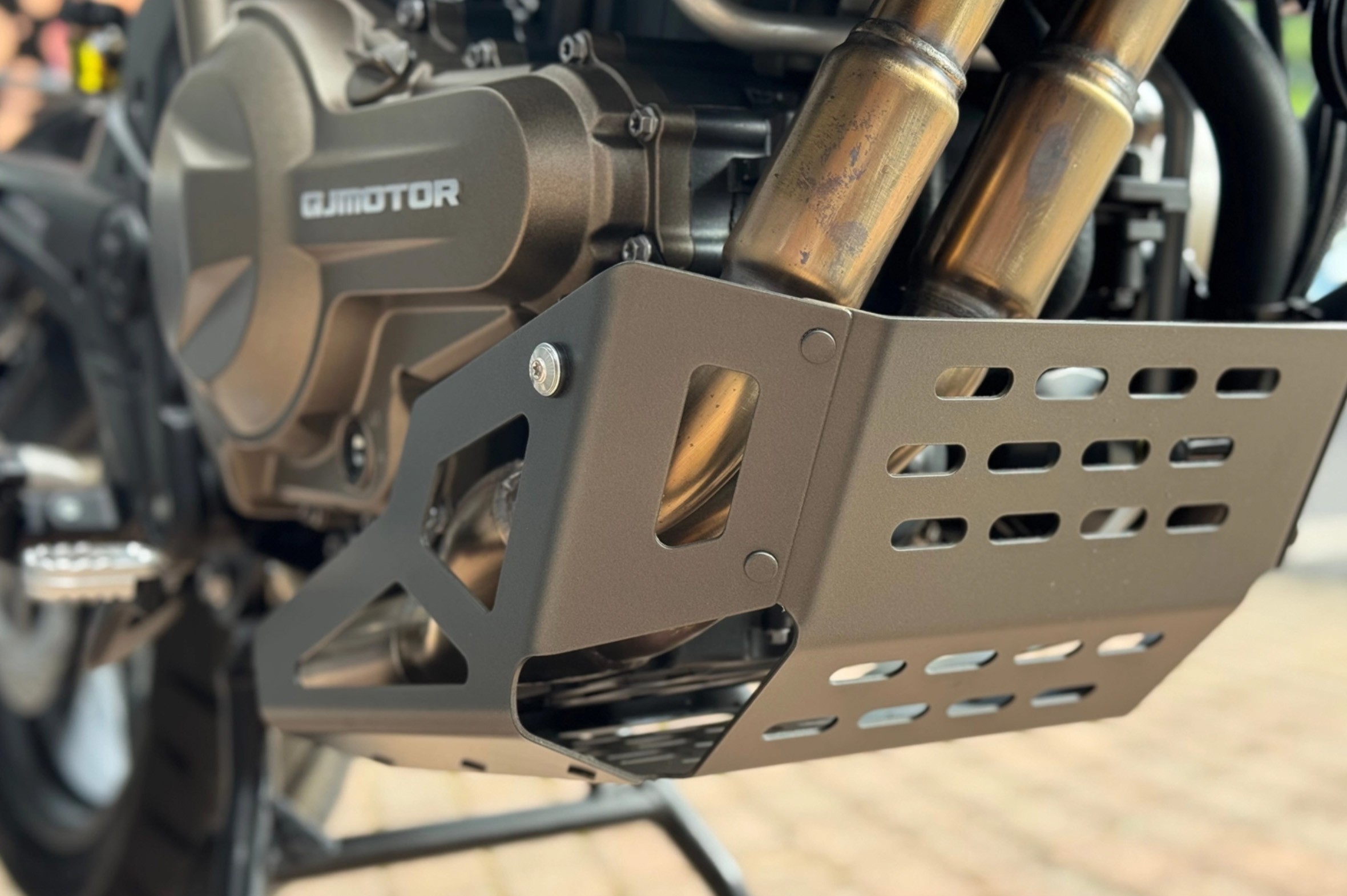 qjmotor-srt600s-tan-binh-trung-quoc-thach-thuc-honda-nx500-gia-chi-140-trieu-dong-3-1760950798.jpg