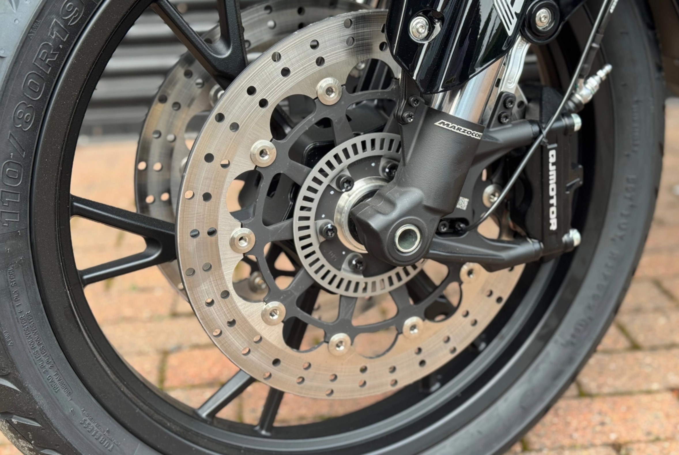 qjmotor-srt600s-tan-binh-trung-quoc-thach-thuc-honda-nx500-gia-chi-140-trieu-dong-4-1760950798.jpg