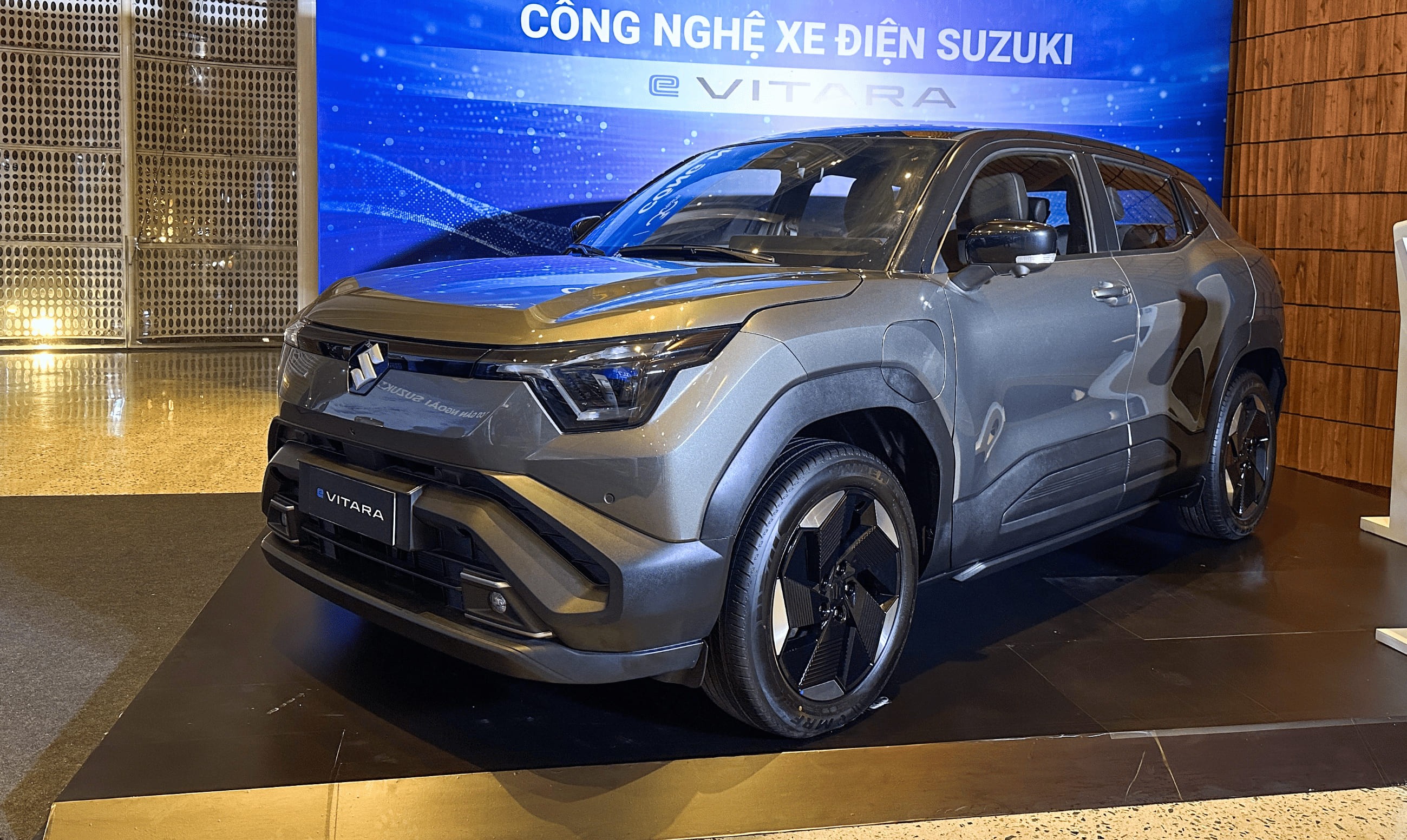 suzuki-e-vitara-ra-mat-viet-nam-cuv-dien-428-km-doi-thu-moi-cua-byd-atto-3-1-1760943245.jpg