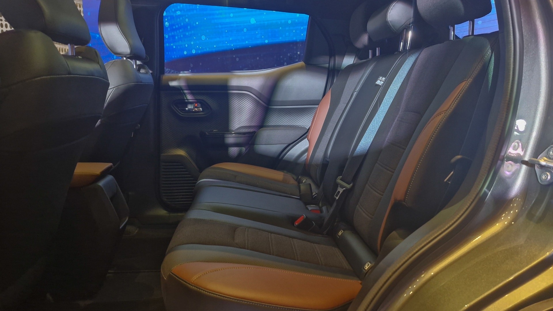 suzuki-e-vitara-ra-mat-viet-nam-cuv-dien-428-km-doi-thu-moi-cua-byd-atto-3-3-1760943245.jpg