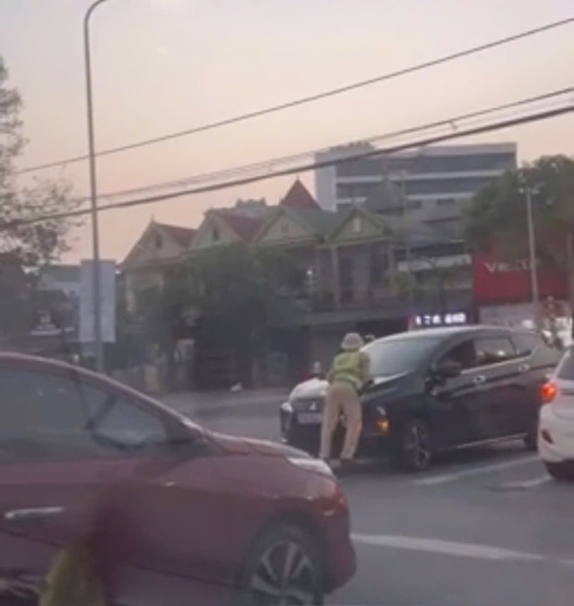Hé lộ kết quả nồng độ cồn của tài xế điều khiển ô tô hất thiếu tá cảnh sát giao thông lên capo
