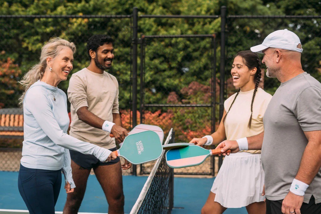 Tranh cãi pickleball biến thành \'vợ ball\', đấng mày râu khổ sở trước lệnh \'cấm sân\'