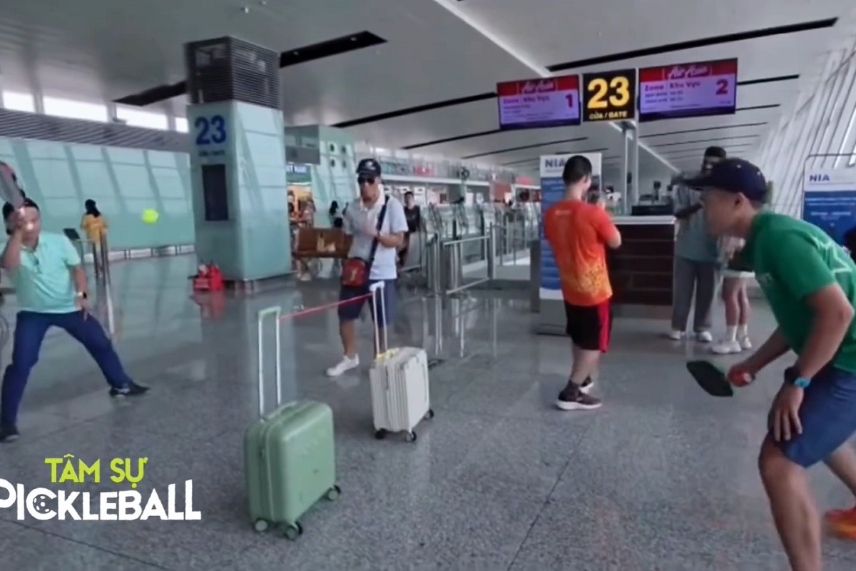 Chỉ có ở Việt Nam, nhóm người đàn ông biến sân bay thành sân chơi pickleball