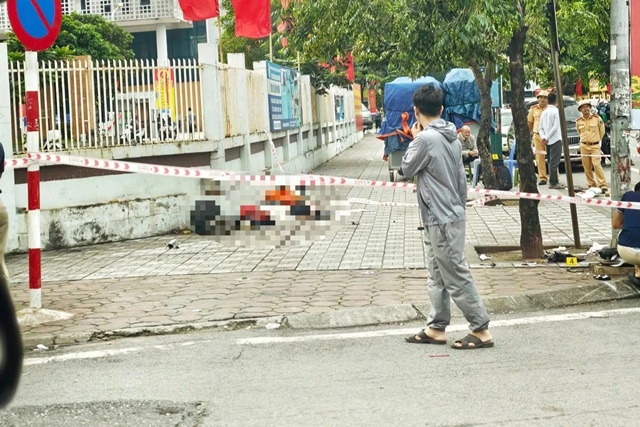 Hiện trường ám ảnh vụ xe máy bị hất văng lên vỉa hè sau va chạm với xe buýt, 2 người thương vong