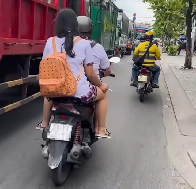 Camera ghi lại hành động phản cảm của 2 nữ sinh khi tham gia giao thông khiến dư luận bức xúc