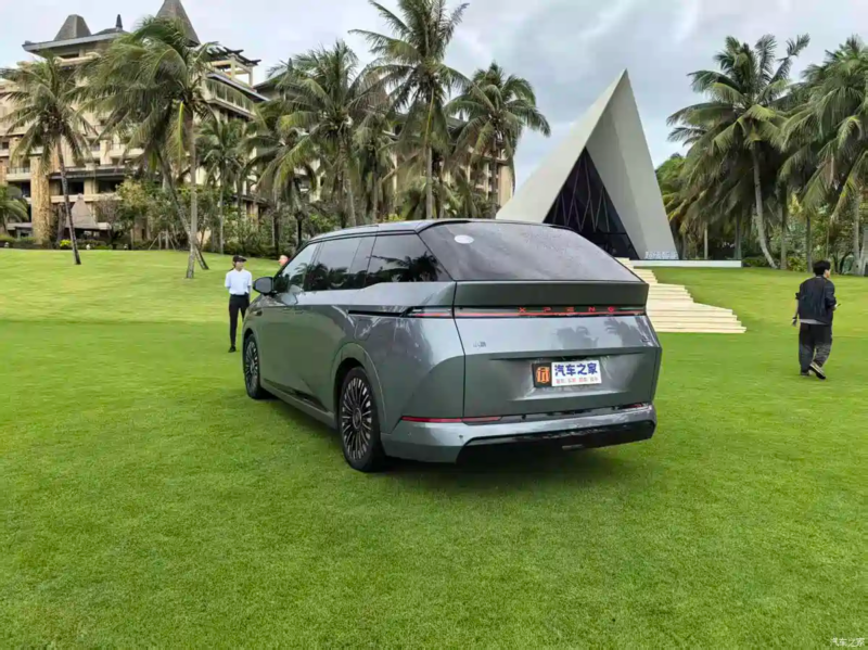mpv-7-cho-moi-gay-sot-chay-hon-1600-km-de-doa-vi-the-cua-toyota-innova-cross3-1761209852.png