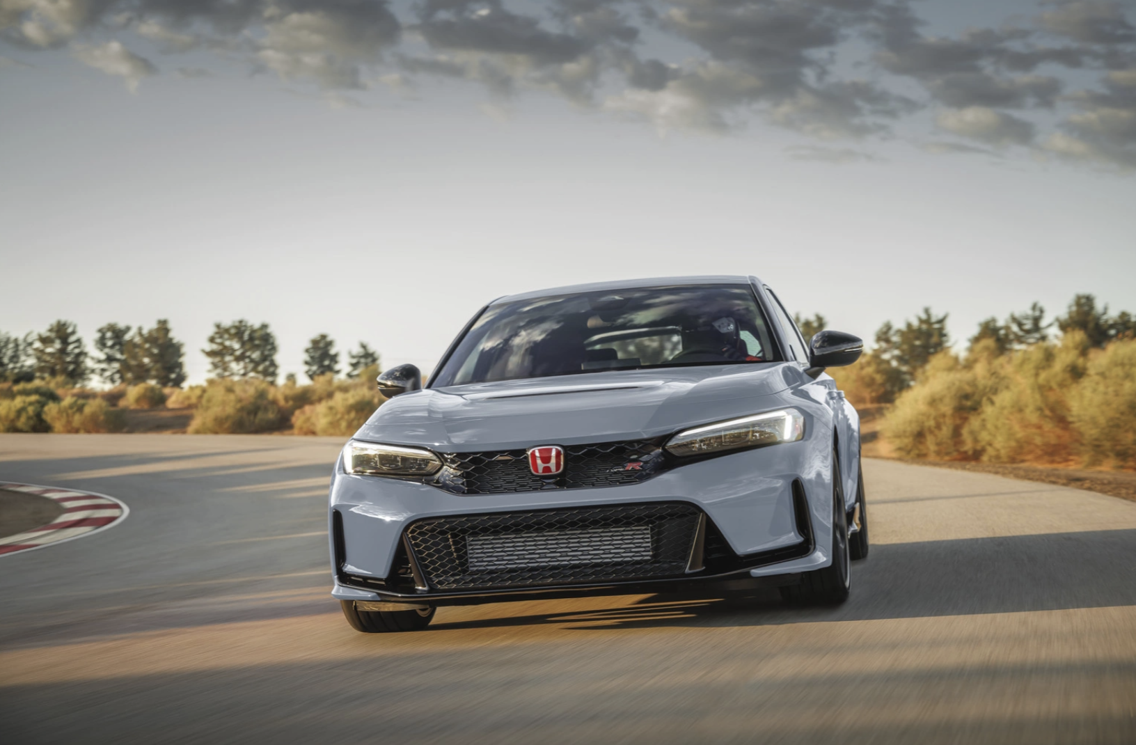 honda-civic-type-r-ngung-ban-tai-viet-nam-huyen-thoai-hieu-nang-cao-khep-lai-hanh-trinh-an-tuong-hon-3-nam2-1761278401.png