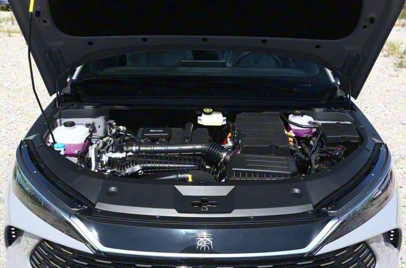 sedan-gia-chua-toi-400-trieu-tiet-kiem-chi-27-lit-xang100-km-khien-toyota-camry-phai-de-chung2-1761274537.jpg
