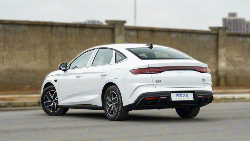 sedan-gia-chua-toi-400-trieu-tiet-kiem-chi-27-lit-xang100-km-khien-toyota-camry-phai-de-chung3-1761274537.jpg