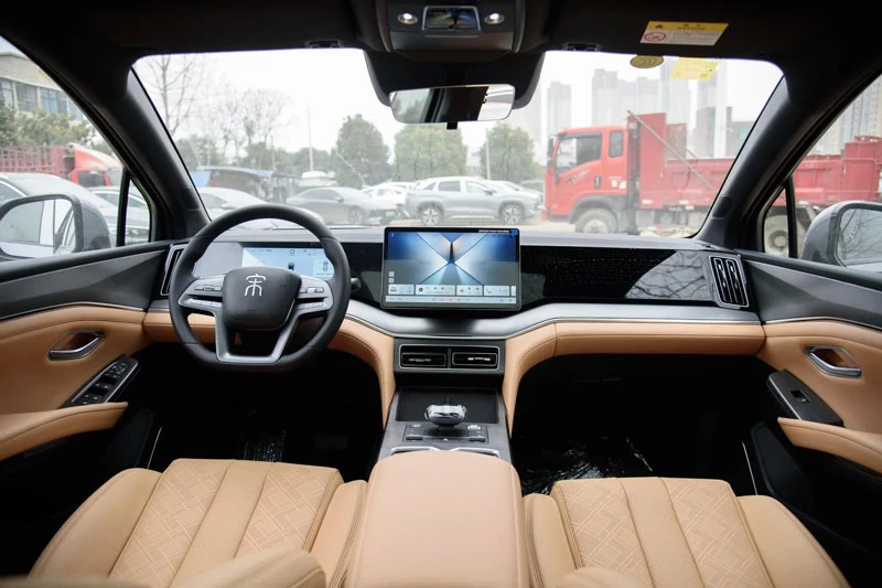 suv-moi-gia-chua-toi-520-trieu-dong-so-huu-trang-bi-ngang-xe-tien-ty3-1761270906.webp