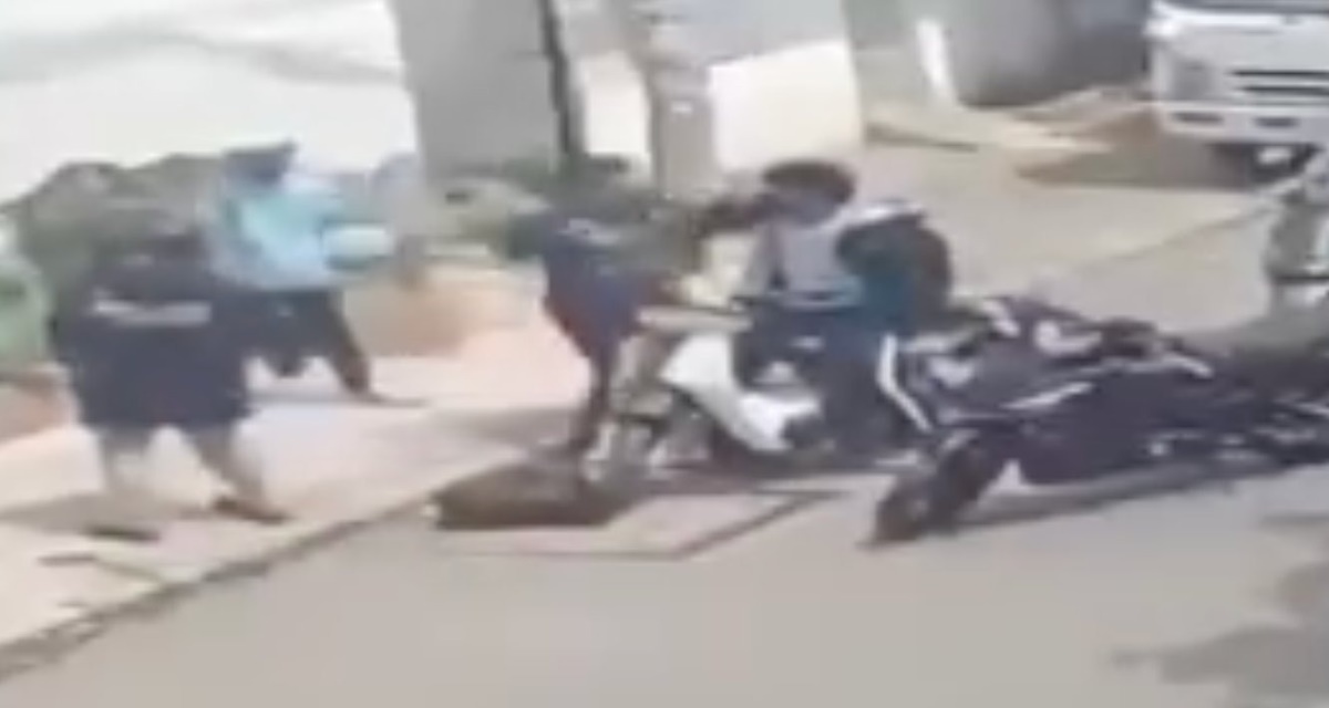 Clip 2 nam sinh bị thanh niên chặn đường đánh tới tấp bằng mũ bảo hiểm, xác định nguyên nhân ban đầu