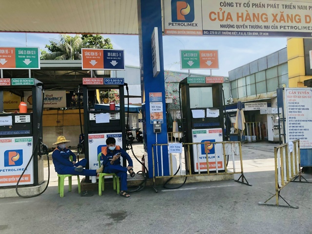 Giá xăng dầu giảm, hàng loạt nhân viên trong ngành năng lượng có nguy cơ mất việc