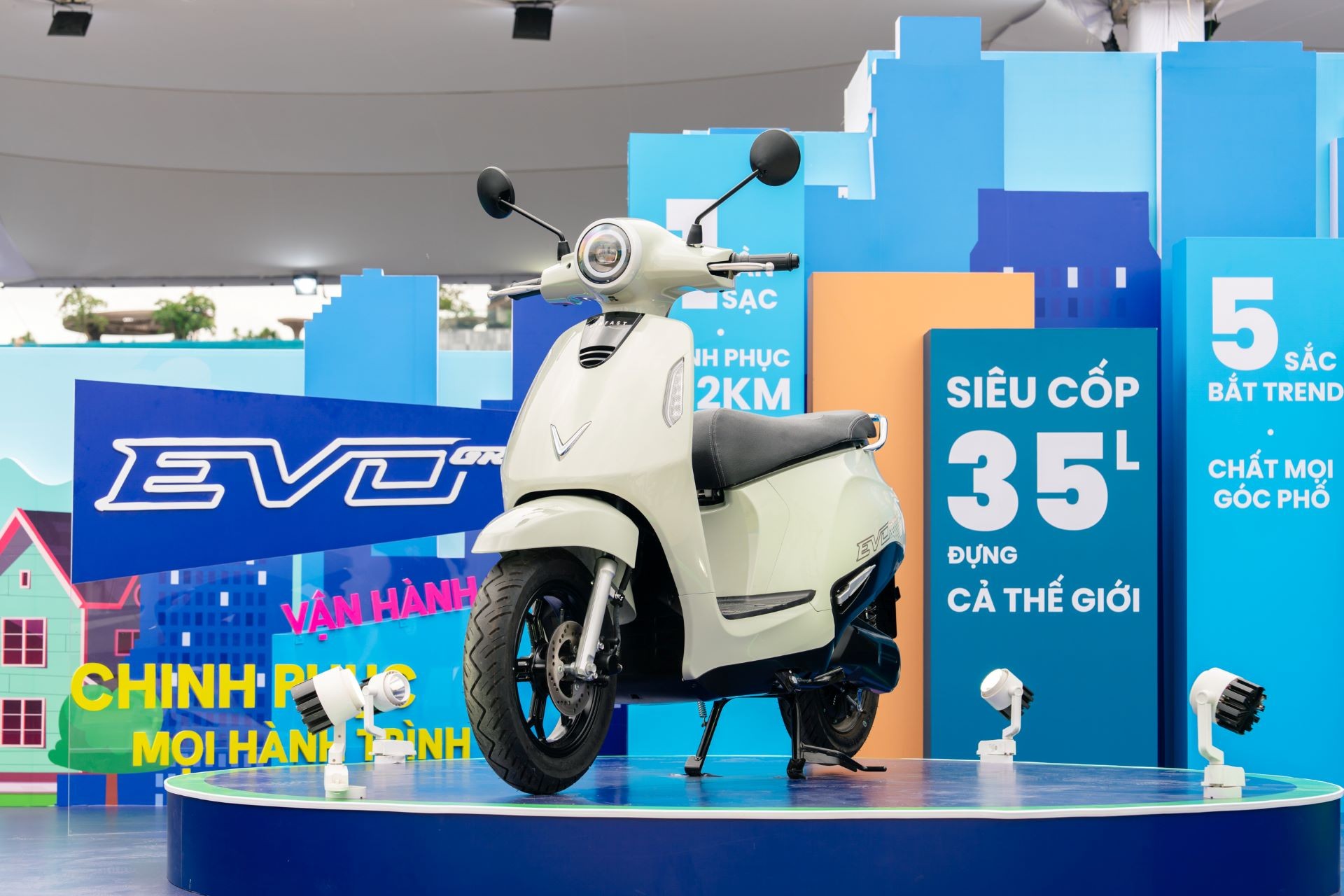 Xe xanh lên ngôi, VinFast Evo Grand Lite chiếm trọn cảm tình của học sinh và phụ huynh ảnh 1