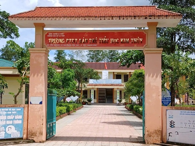 Vụ 40 học sinh nhập viện do ngộ độc thực phẩm: Hiệu trưởng trường ‘gặp biến’