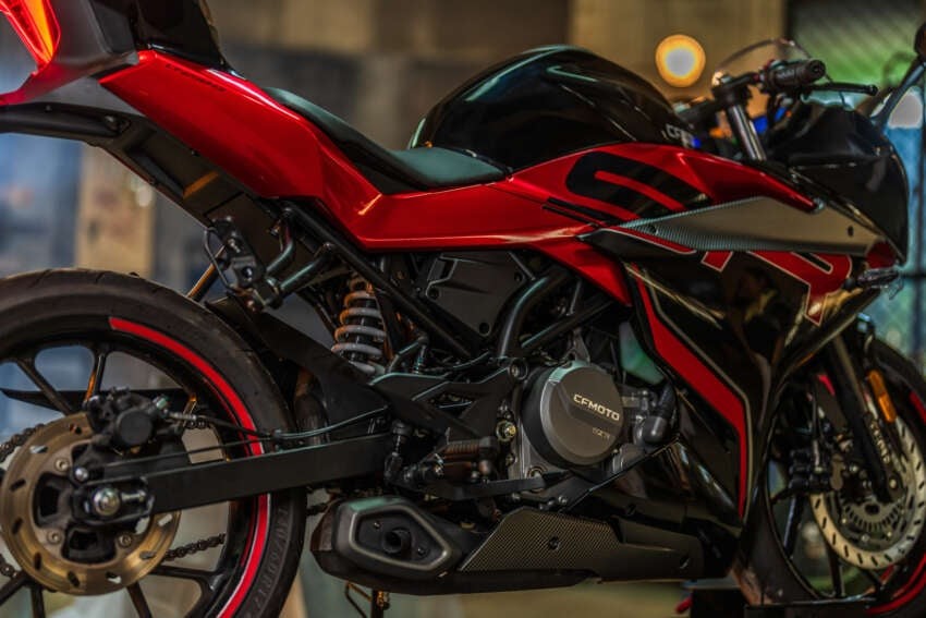 Quên Yamaha Exciter và Honda Winner R đi, ‘vua côn tay’ 249cc có ABS 2 kênh ra mắt giá 54 triệu đồng ảnh 4