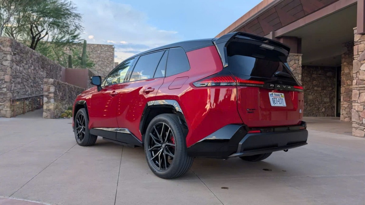 toyota-trinh-lang-suv-hang-c-voi-nhieu-nang-cap-manh-320-ma-luc-so-ke-cung-mazda-cx-52-1761485915.jpg