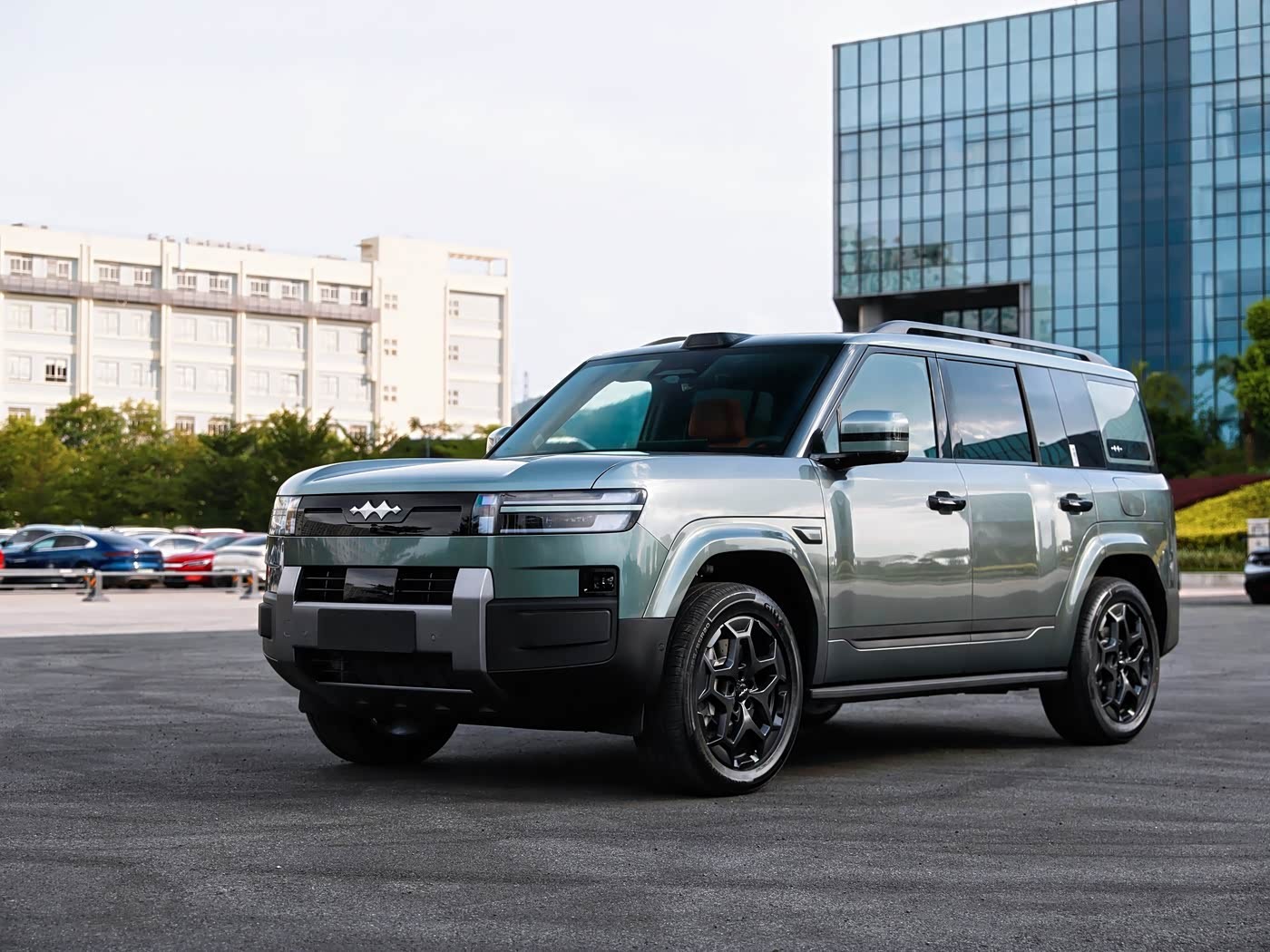 byd-gay-sot-voi-suv-dien-anh-em-voi-land-rover-defender-gia-tu-875-trieu-dong1-1761532787.jpg