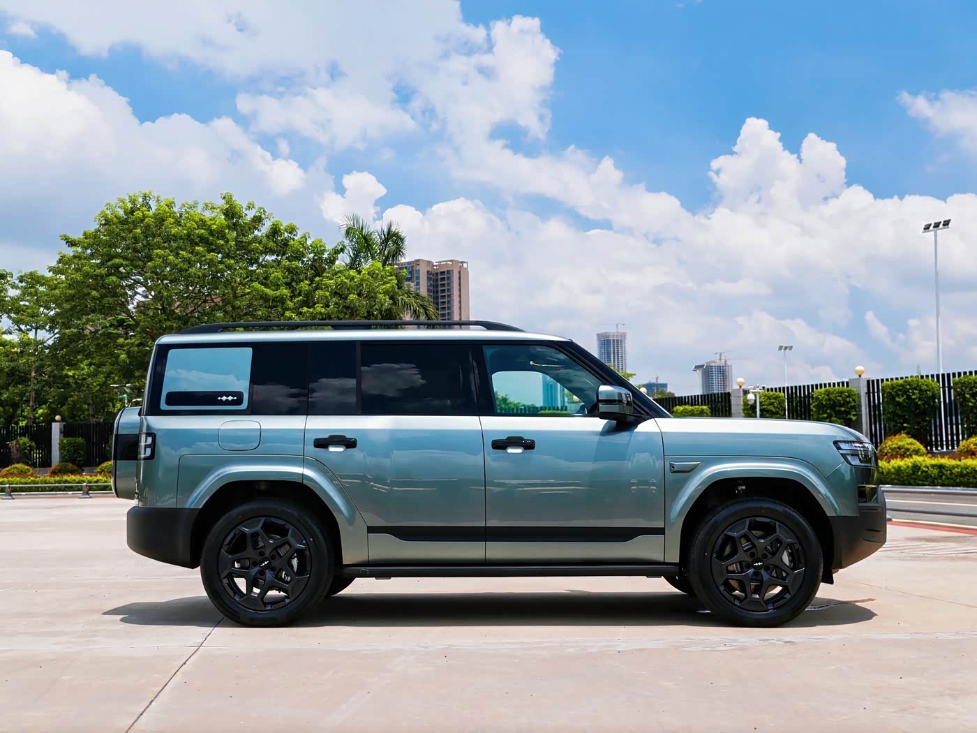 byd-gay-sot-voi-suv-dien-anh-em-voi-land-rover-defender-gia-tu-875-trieu-dong2-1761532787.jpg