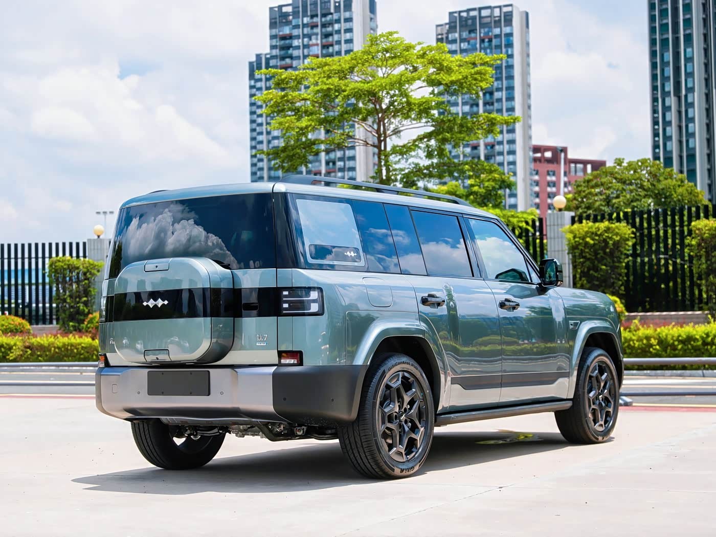 byd-gay-sot-voi-suv-dien-anh-em-voi-land-rover-defender-gia-tu-875-trieu-dong3-1761532787.jpg