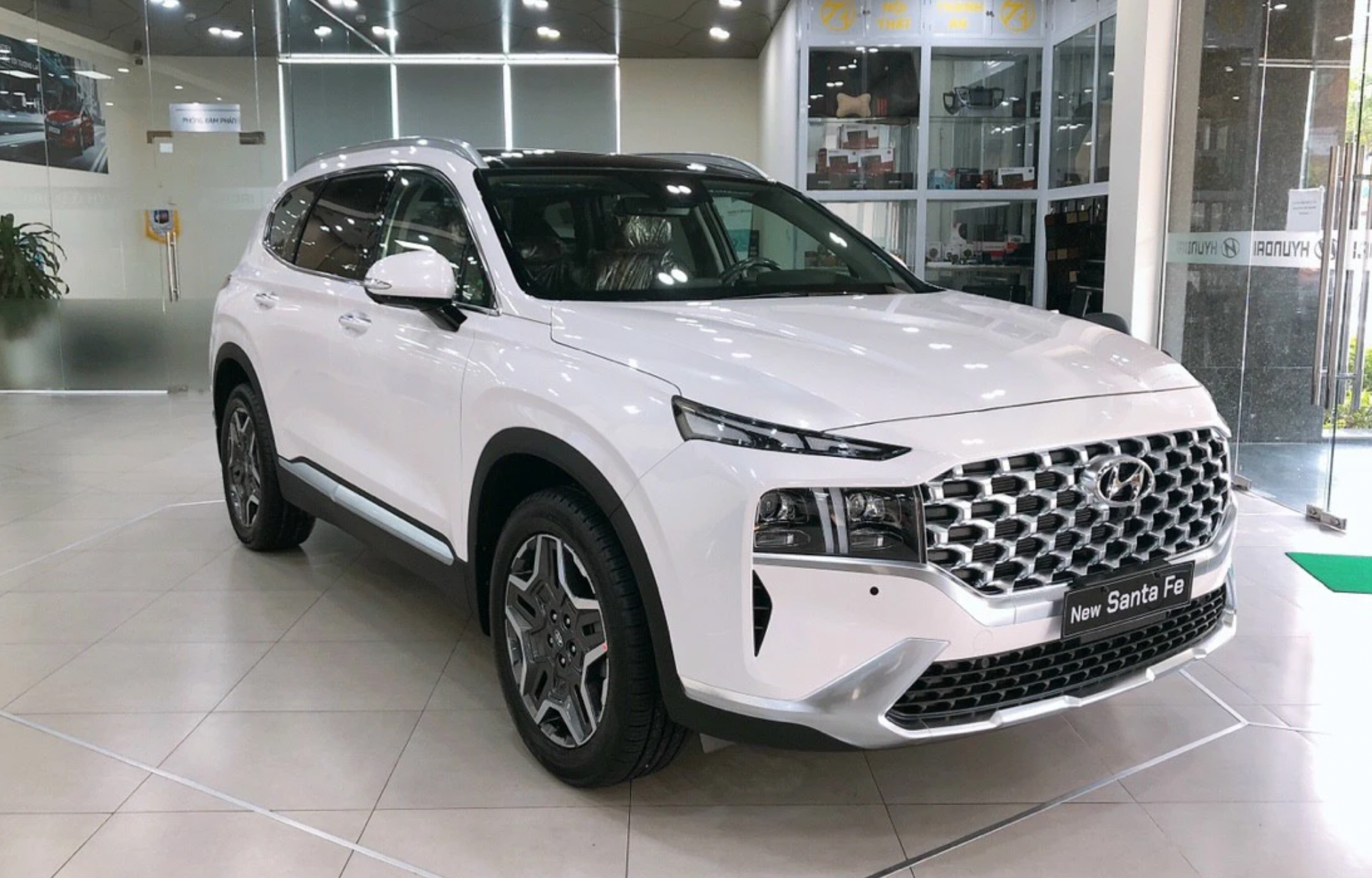 Hyundai Santa Fe, Ford Everest, Suzuki Jimny giảm giá sâu cuối năm