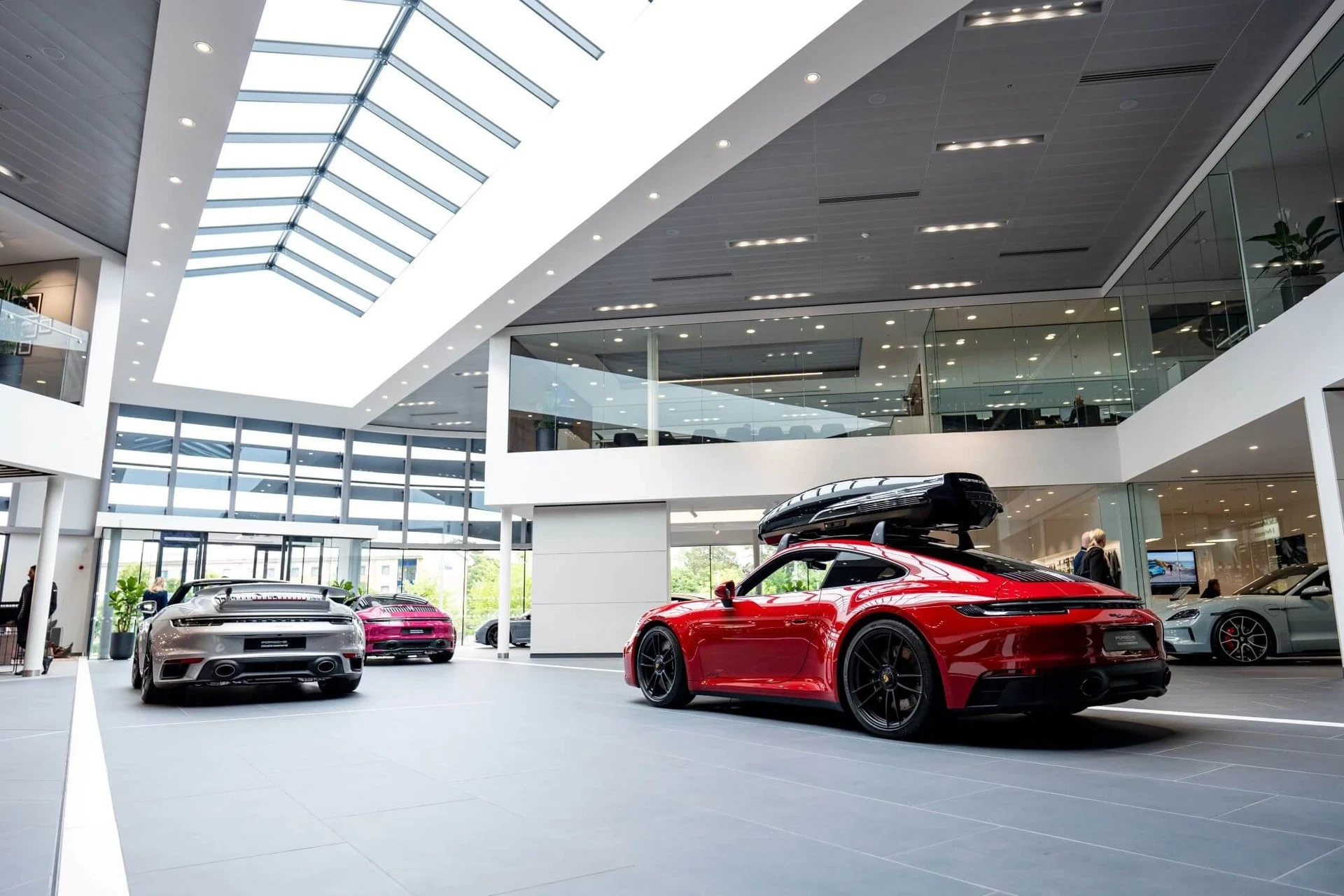 porsche-chao-dao-loi-nhuan-sut-giam-99-chi-trong-9-thang-dau-nam1-1761548307.webp