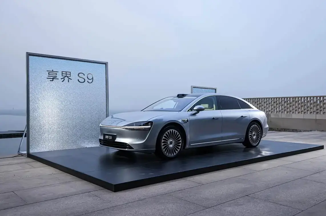 sedan-dien-hang-sang-trinh-lang-an-dut-toyota-camry-chay-1300-km-trang-bi-cong-nghe-tu-dong-lai3-1761537323.png