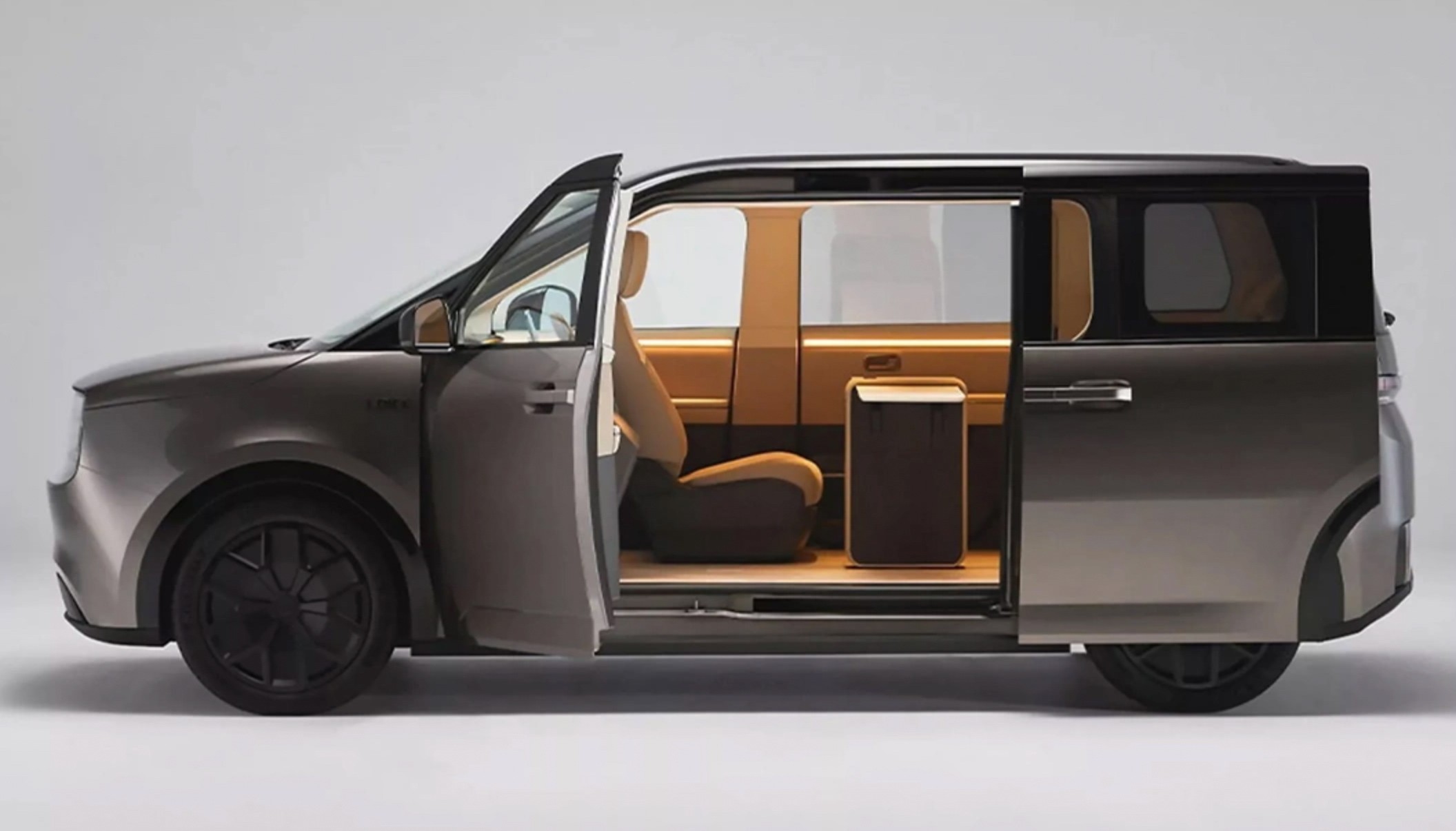 sharp-gay-sot-voi-minivan-dien-thong-minh-bien-xe-thanh-can-nha-di-dong-cho-gia-dinh2-1761529570.jpg