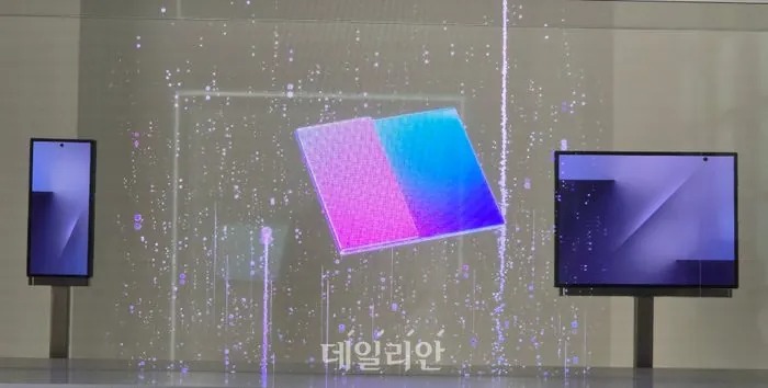 Samsung gấp rút tung điện thoại gập ba vì e ngại Apple \'hớt tay trên\' với iPhone Fold