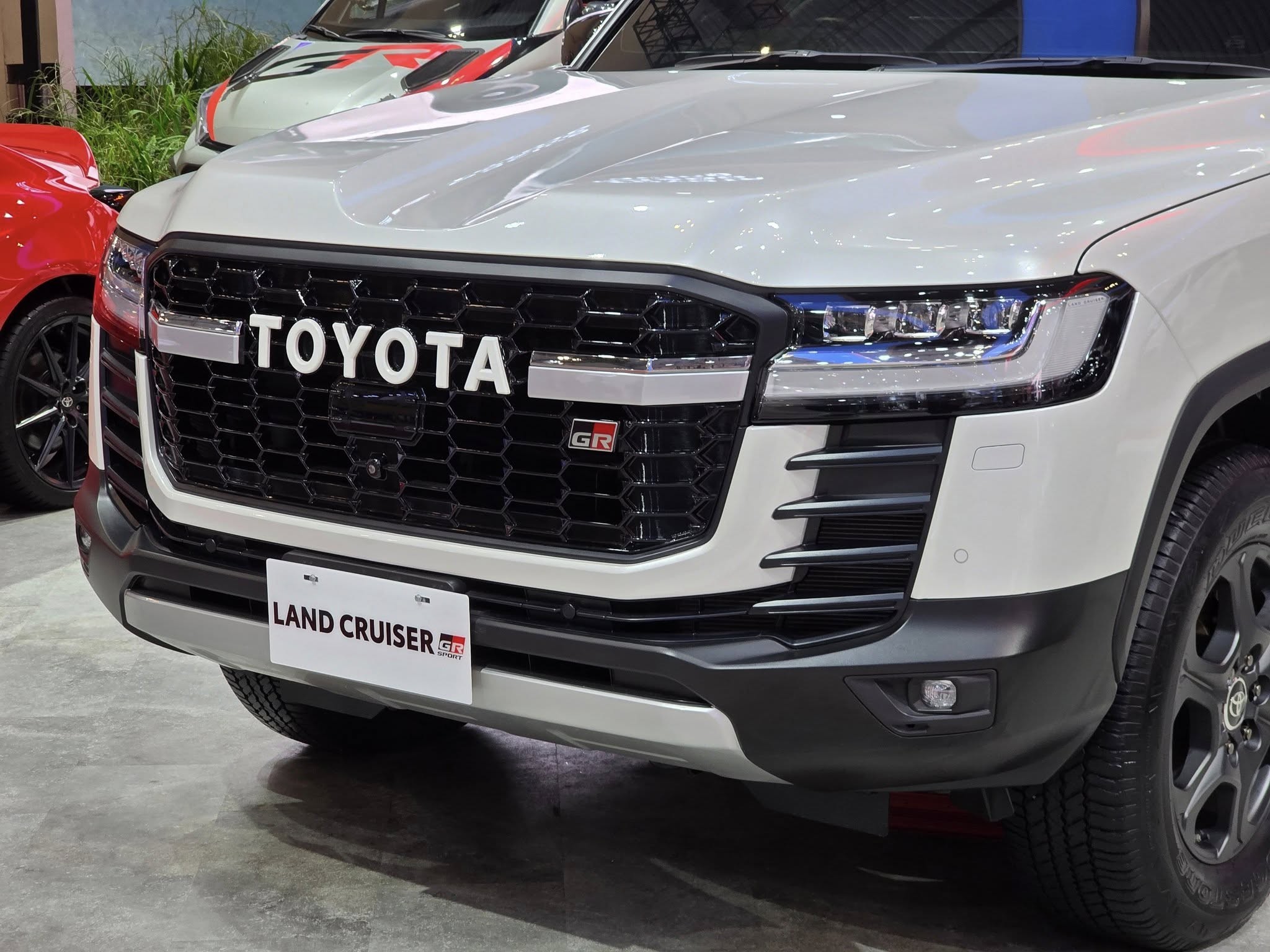 can-canh-toyota-land-cruiser-300-gr-sport-gia-hon-43-ty-dong7-1761647096.jpg