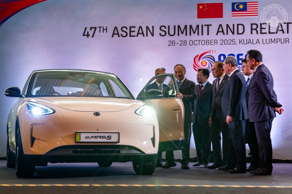 hai-mau-xe-dien-moi-trinh-lang-tai-hoi-nghi-cap-cao-asean-gia-chi-tu-300-trieu-dong3-1761638015.jpg