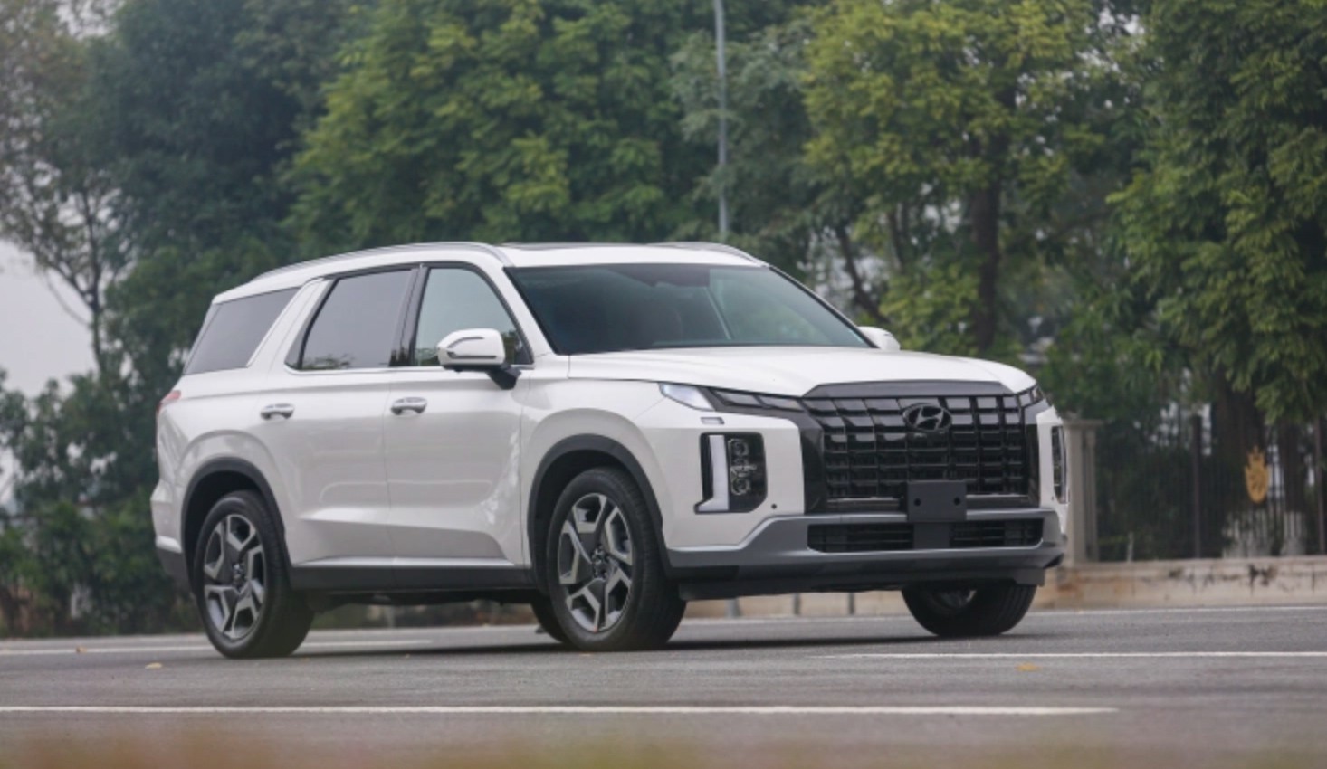 hyundai-palisade-giam-gia-hon-200-trieu-canh-tranh-doanh-so-voi-ford-everest1-1761641046.jpg