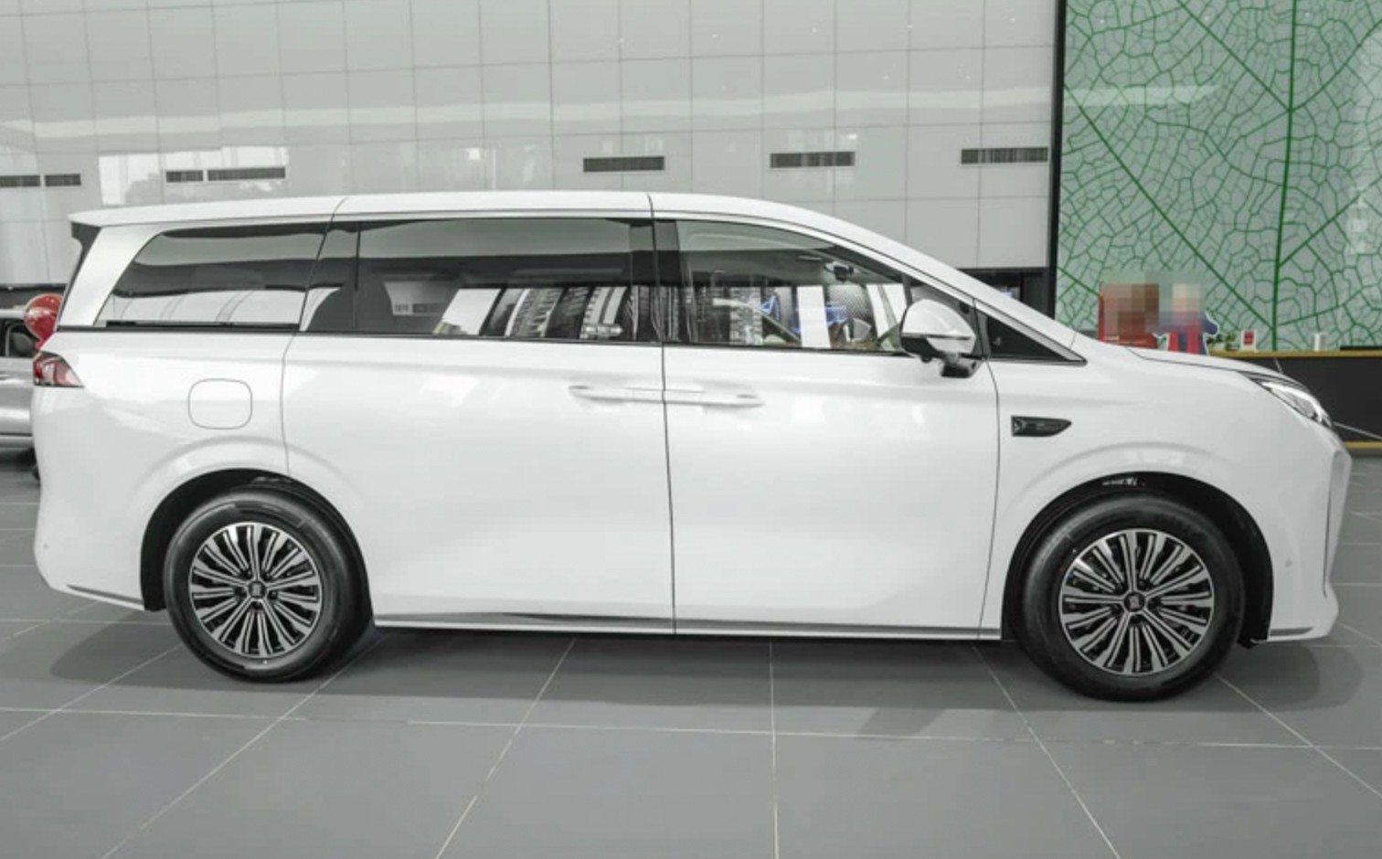 mau-mpv-gia-dinh-moi-ra-mat-duoc-vi-nhu-toyota-alphard-gia-re2-1761647818.jpg