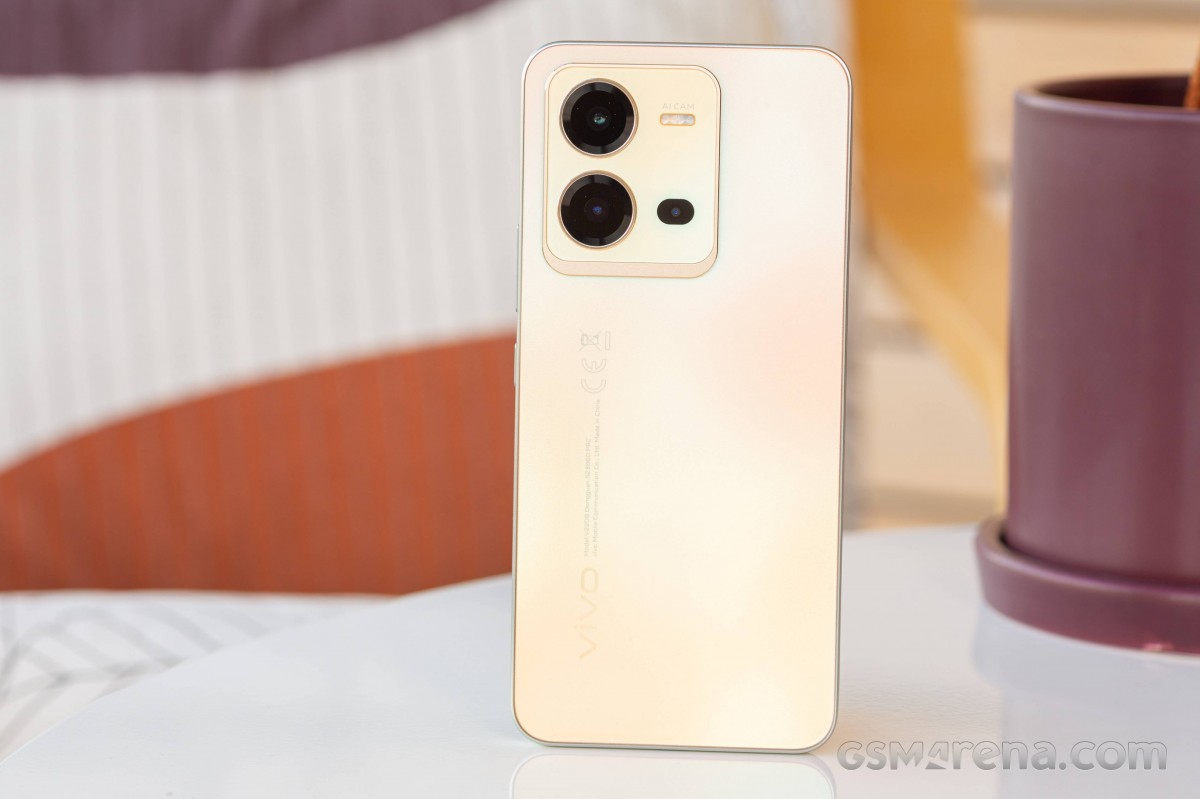 Đây là chiếc điện thoại vivo giá dưới 8 triệu cực đáng mua, thiết kế đổi màu độc đáo, camera xịn như Galaxy S25