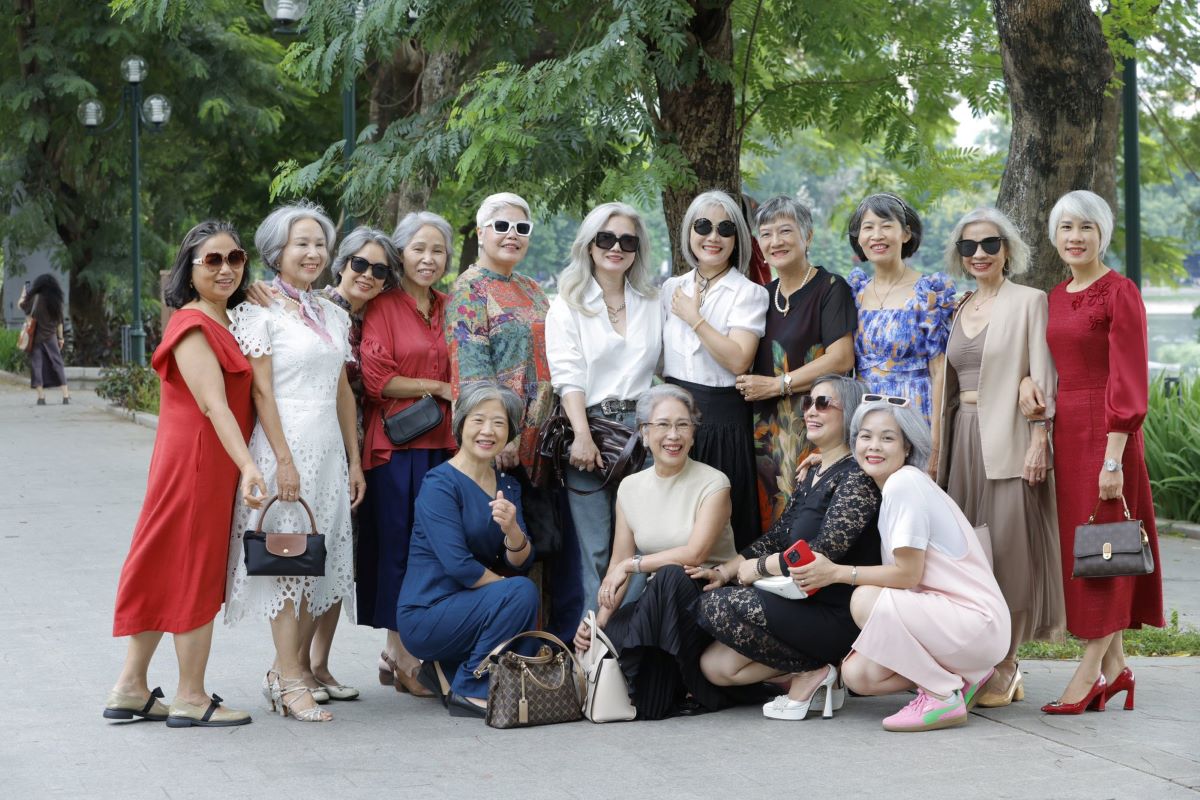 Hội tóc bạc \'chất lừ\' giữa Hà Nội: U60 vẫn sang, đẹp, khiến giới trẻ phải trầm trồ