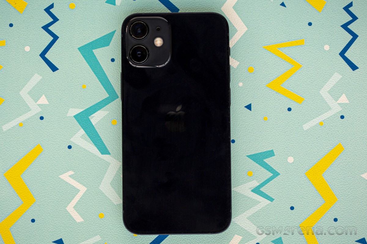 Đây là mẫu iPhone mất giá kỷ lục nhưng rất được yêu thích về độ nhỏ gọn, dùng cơ bản ngang iPhone 17