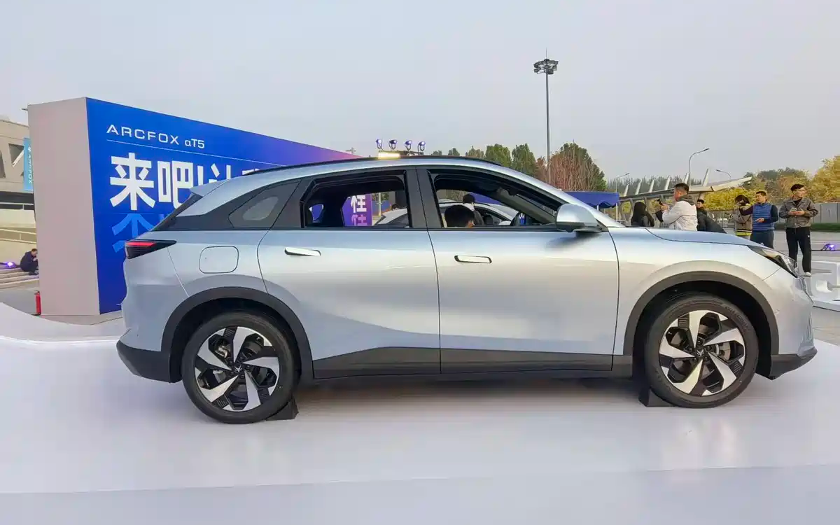 quen-mazda-cx-5-di-mau-suv-dien-moi-ra-mat-voi-tam-hoat-dong-705-km-gia-chi-tu-400-trieu-dong2-1761702431.png