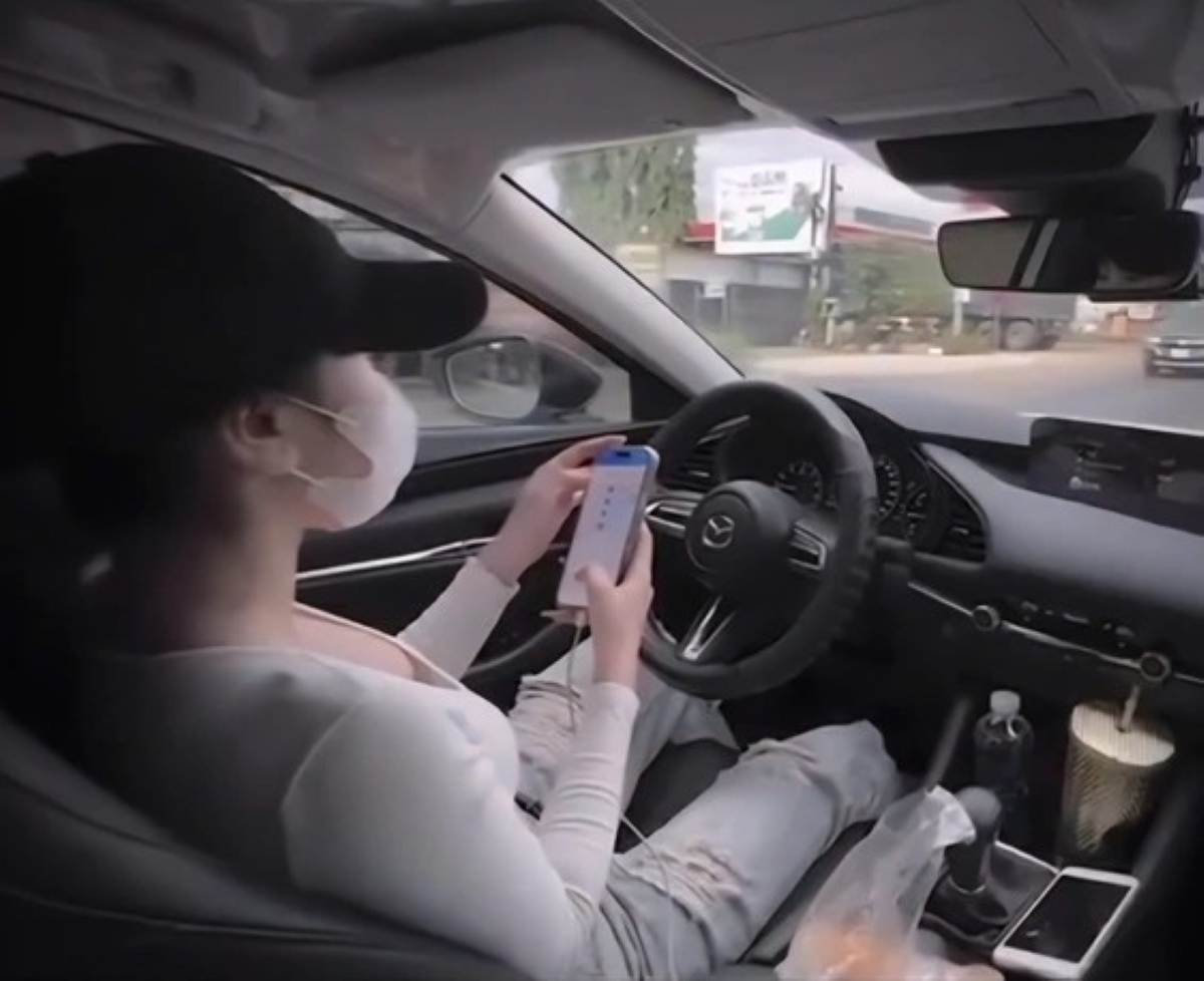 Thực hư clip ghi lại hình ảnh cô gái trẻ bỏ cả 2 tay để bấm điện thoại trong lúc lái xe gây xôn xao