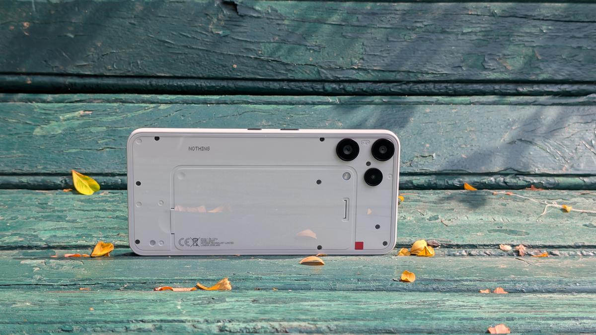 ‘Kẻ nổi loạn’ tầm trung Nothing Phone (3a) ra mắt, thiết kế trong suốt đe nẹt cả iPhone Air và Galaxy S25 FE