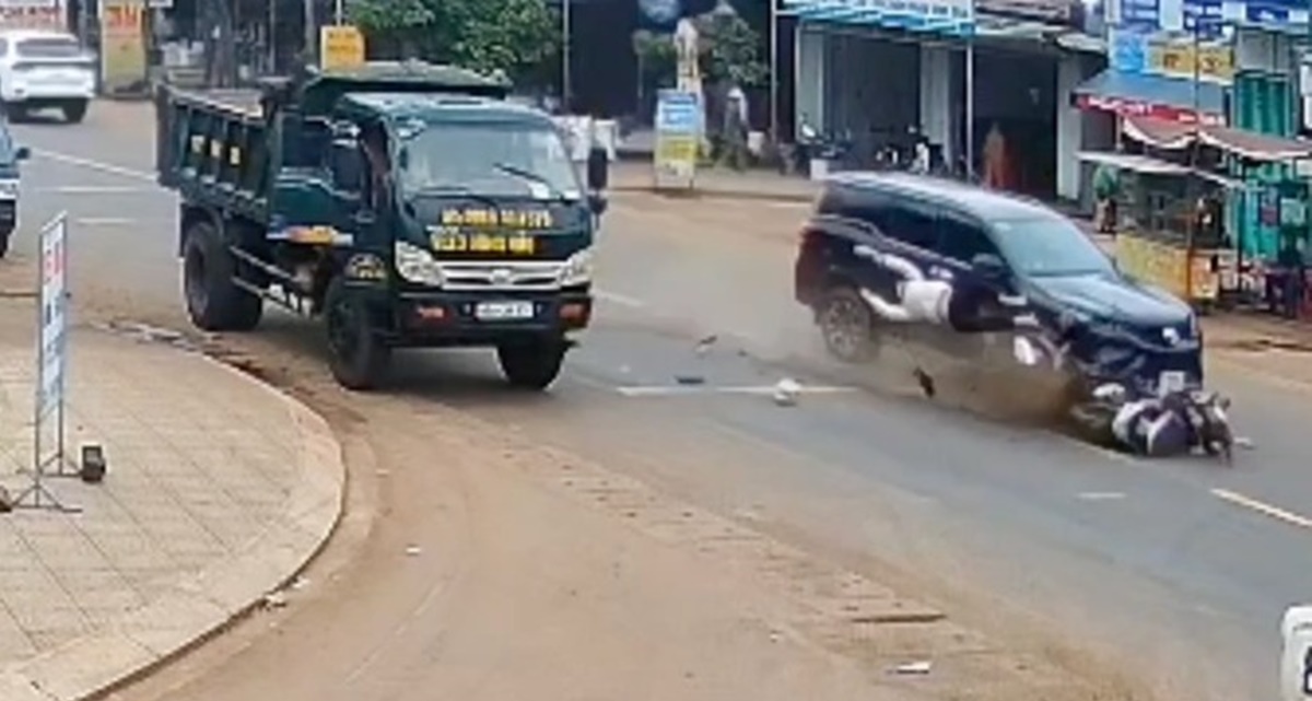 Camera ghi lại cảnh ô tô tông mạnh khiến 2 người thương vong, tài xế có hành động gây căm phẫn