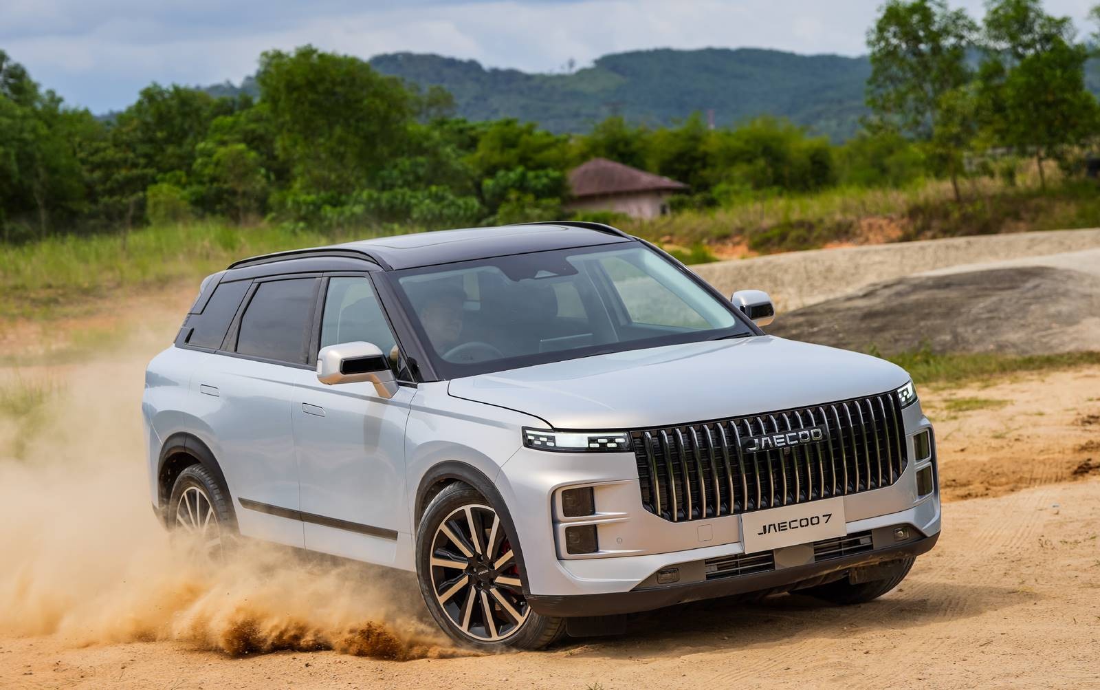 jaecoo-j7-off-road-xuat-hien-tai-viet-nam-dan-dong-4-banh-gia-849-trieu-dong2-1761971621.jpg