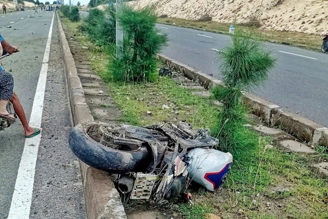 Phóng nhanh với tốc độ \'bàn thờ\', xe mô tô phân khối lớn gãy đôi ở Khánh Hòa, 1 người tử vong