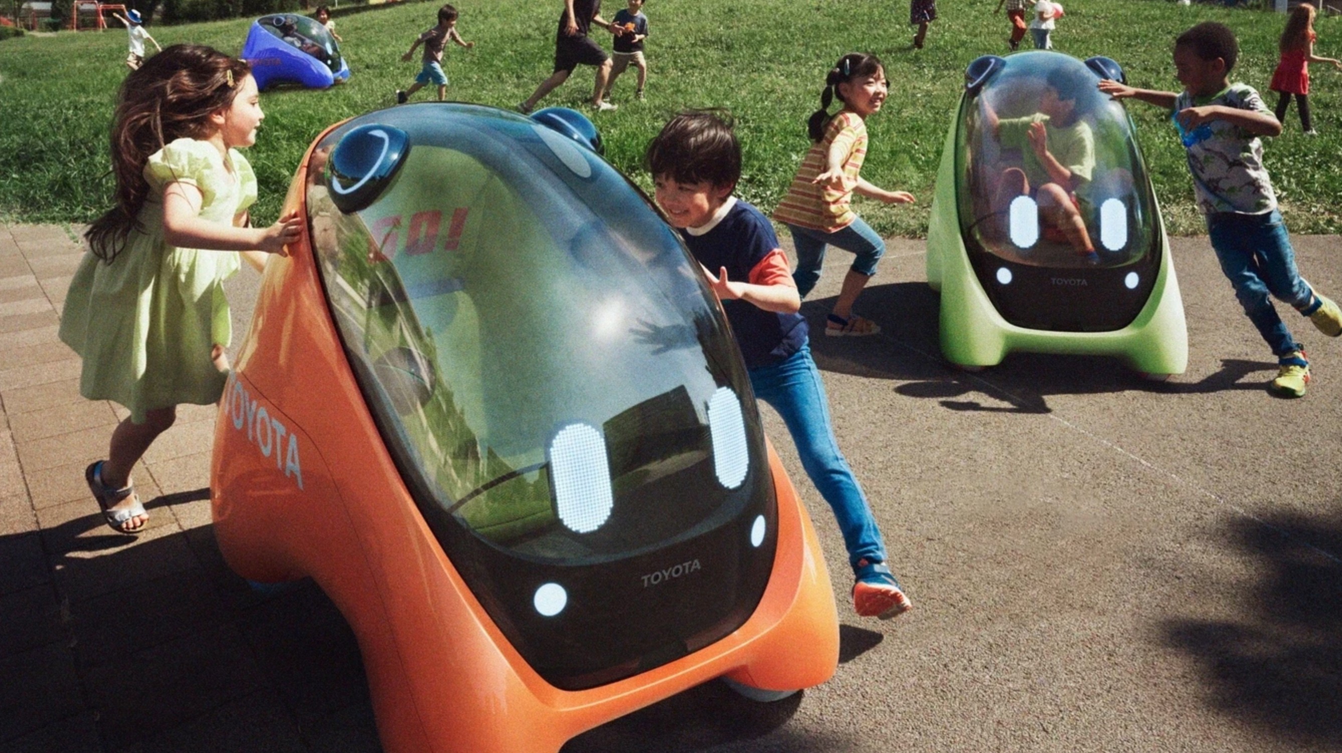 1toyota-gay-sot-voi-xe-dien-qua-bong-tu-lai-danh-cho-tre-em-nho-xiu-ma-thong-minh-khong-tuong-1762163709.jpg