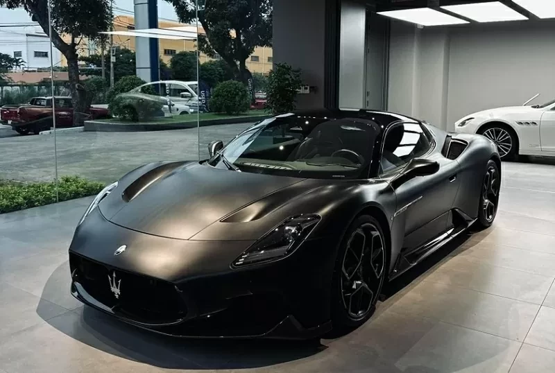 chiem-nguong-sieu-xe-maserati-mc20-notte-gia-hon-22-ty-dong-do-bo-viet-nam2-1762164870.webp