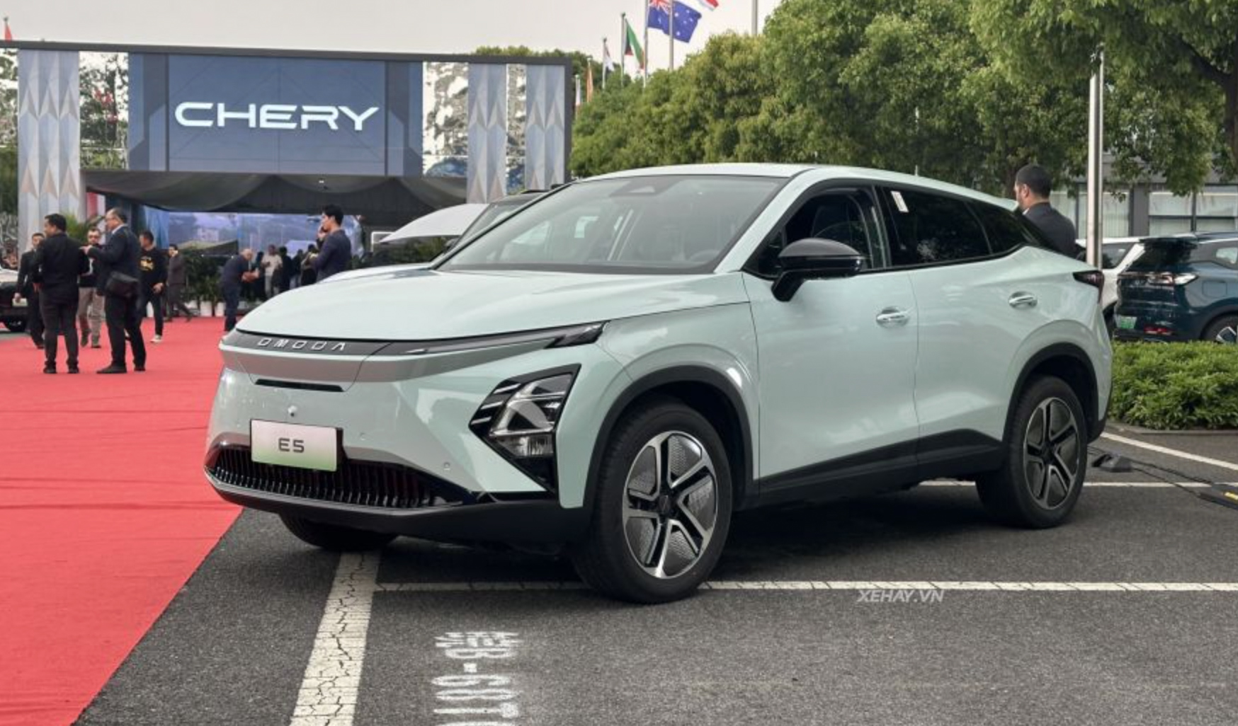 Đón đầu cuộc đua xe điện, thêm một hãng ô tô lắp trạm sạc từ Bắc chí Nam