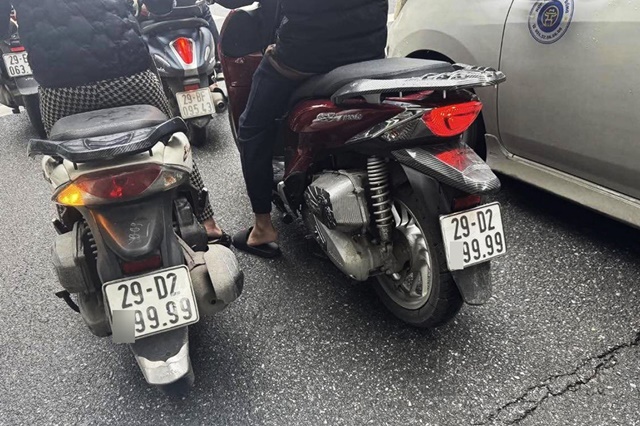 Xôn xao hình ảnh 2 xe SH có trùng biển số tứ quý 9 ở Hà Nội, công an vào cuộc