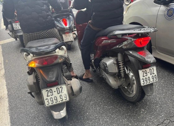 Xuất hiện 2 chiếc SH trùng biển số, thản nhiên đi ngang hàng nhau ở Hà Nội: Biển giả hay ảnh ghép?