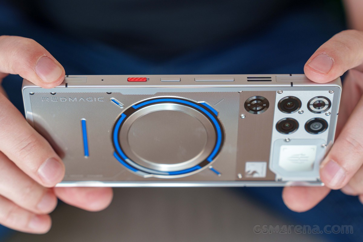 Mở hộp, đánh giá nhanh RedMagic 11 Pro: ‘Quái vật gaming’ với công nghệ làm mát hiện đại so kè iPhone 17 Pro Max