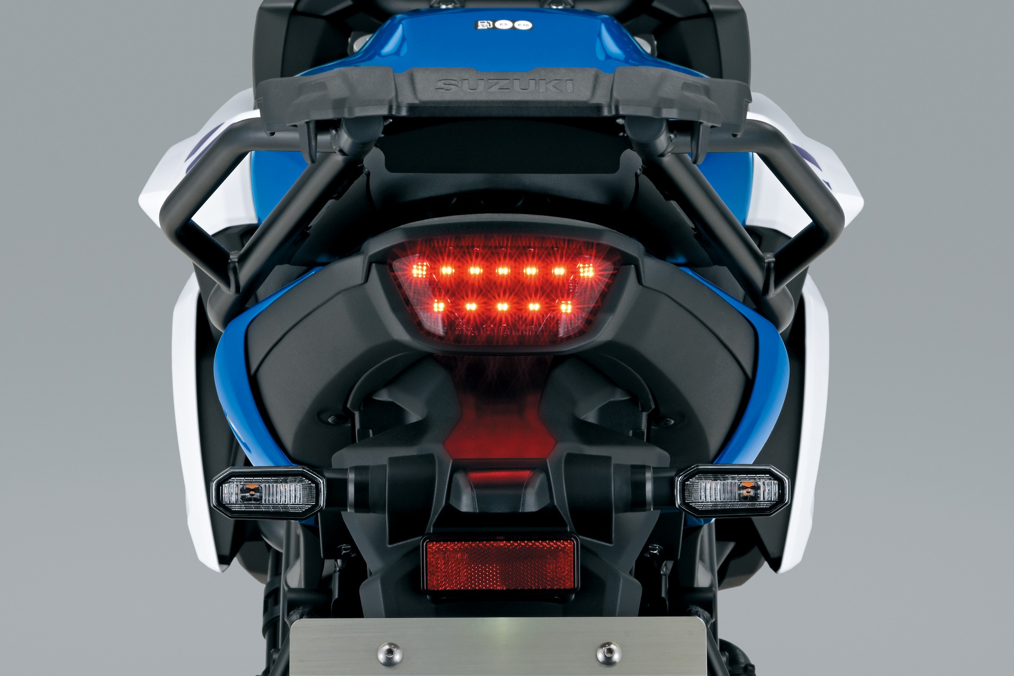 Suzuki chính thức ra mắt ‘huyền thoại côn tay’ mới chất hơn Honda Winner R, có phanh ABS, giá dễ mua